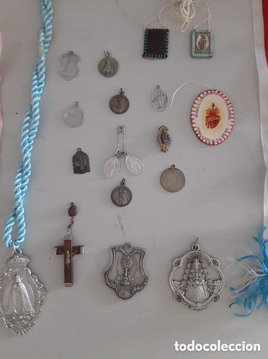 Antig&uuml;edades: Lote de escapularios y medallas - Foto 2