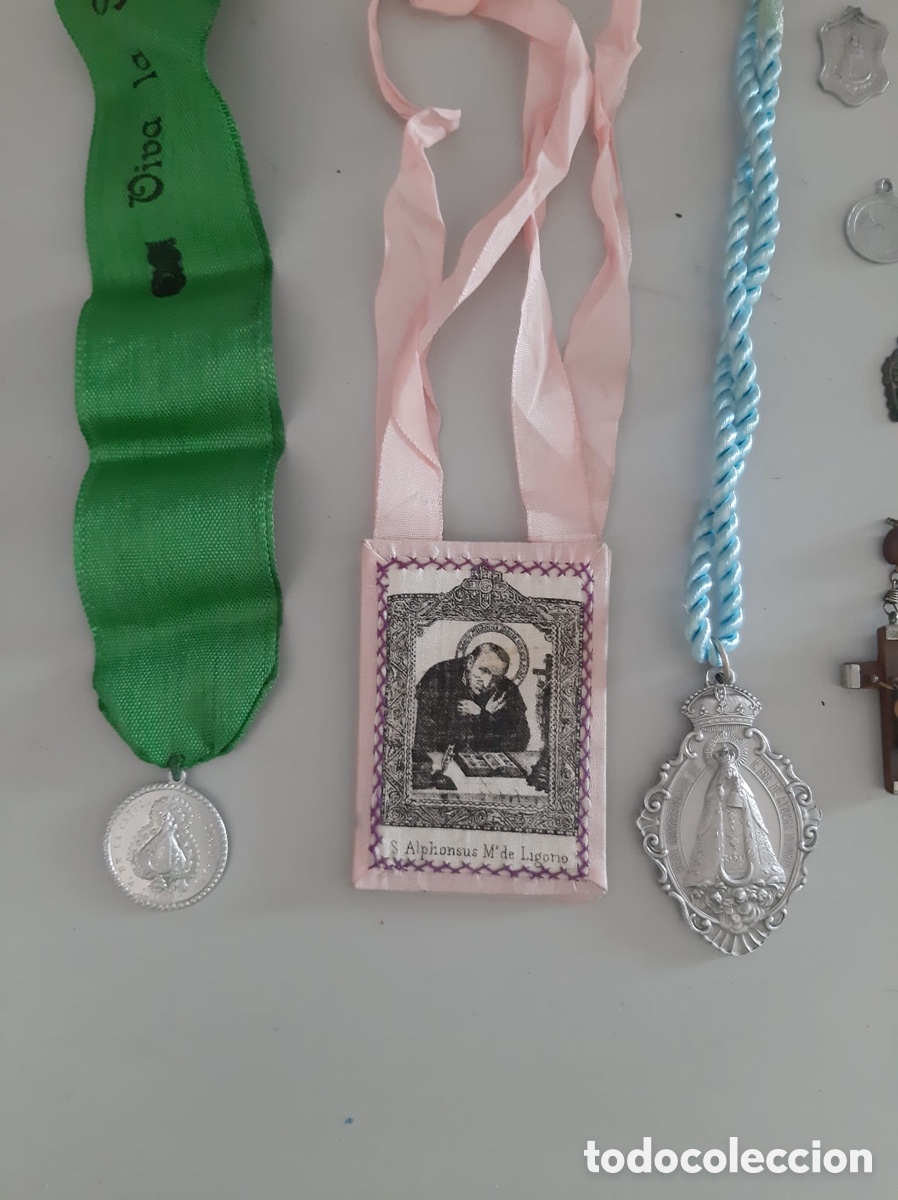 Antig&uuml;edades: Lote de escapularios y medallas - Foto 3