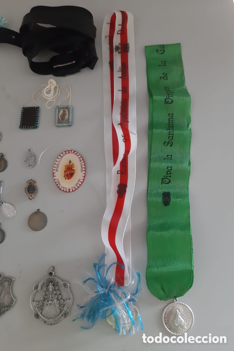 Antig&uuml;edades: Lote de escapularios y medallas - Foto 4