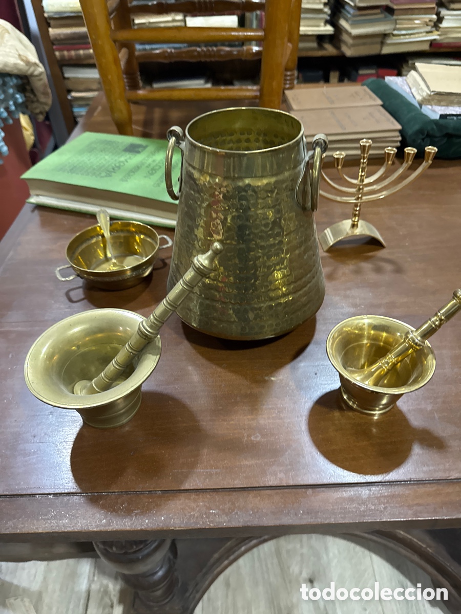 Antig&uuml;edades: Lote lote de dos morteros, azucarero, jarra y vel&oacute;n de metal