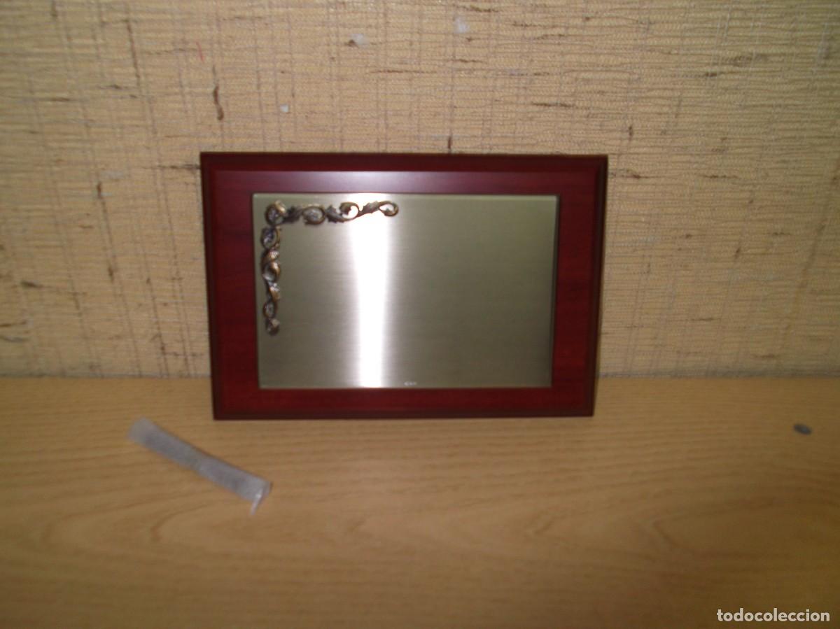 Antig&uuml;edades: Placa conmemorativa de alpaca con base de madera.RC - Foto 1