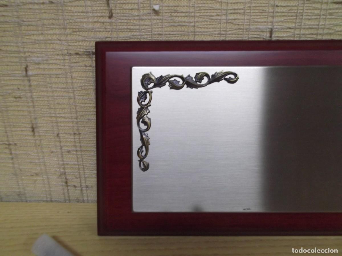 Antig&uuml;edades: Placa conmemorativa de alpaca con base de madera.RC - Foto 2