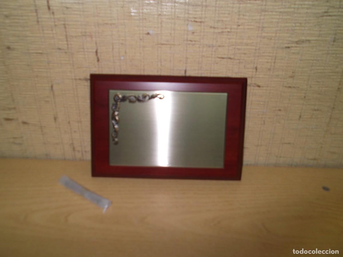 Antig&uuml;edades: Placa conmemorativa de alpaca con base de madera.RC - Foto 3