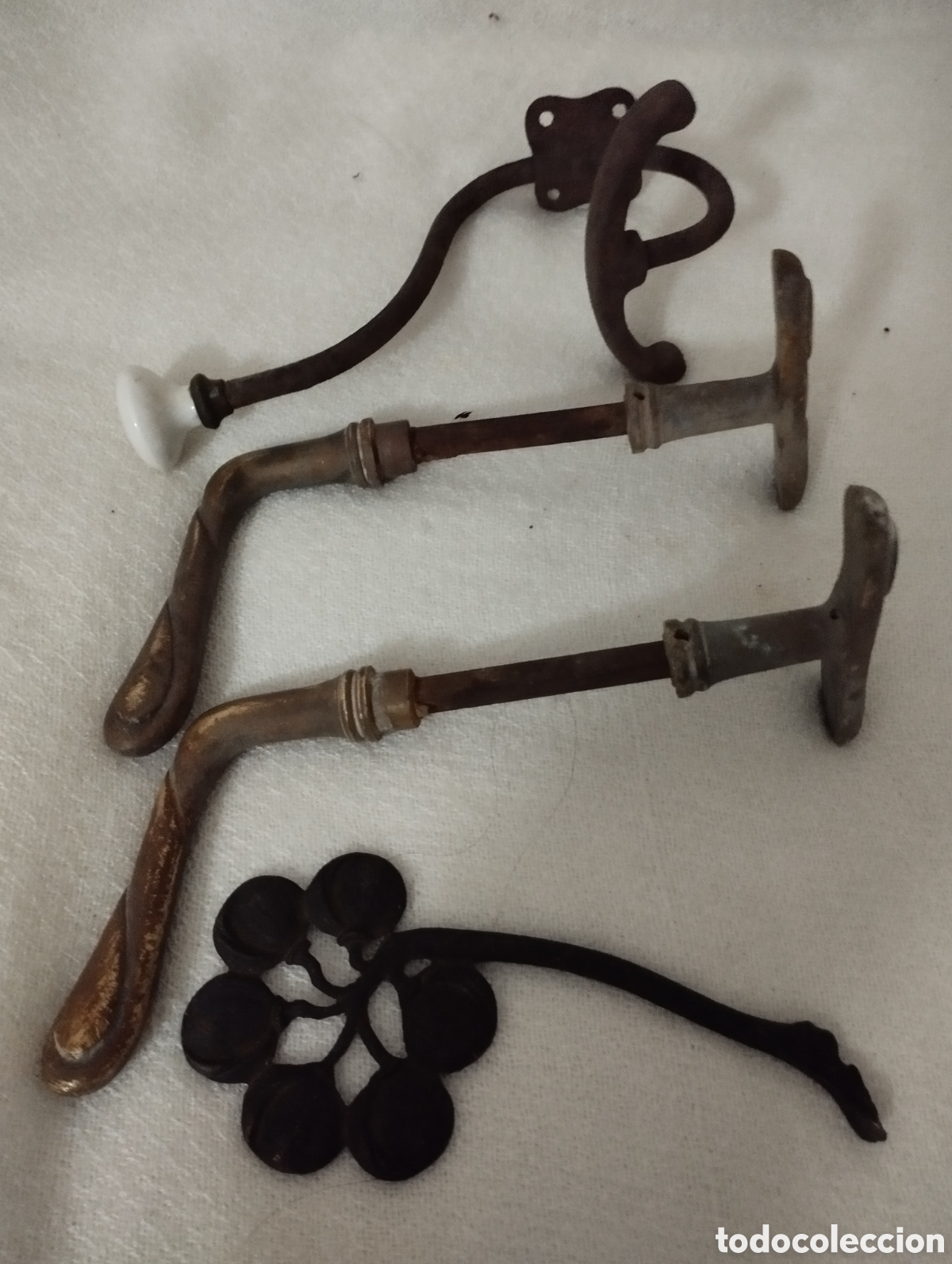 Antig&uuml;edades: Antiguas Manivelas y percha bronce. - Foto 2