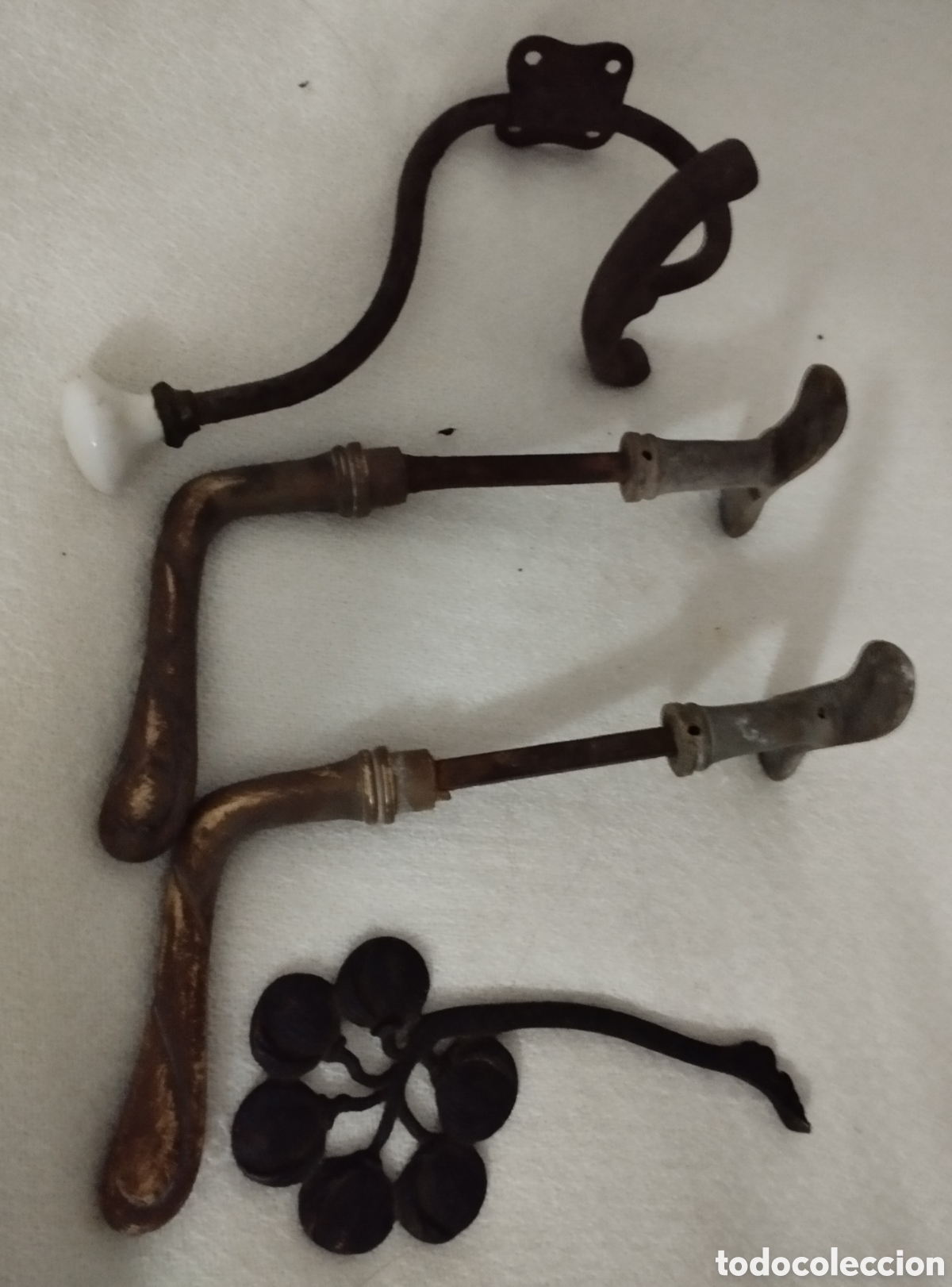 Antig&uuml;edades: Antiguas Manivelas y percha bronce. - Foto 3
