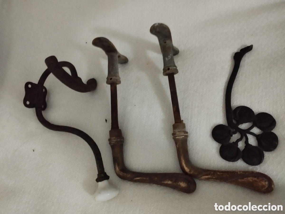Antig&uuml;edades: Antiguas Manivelas y percha bronce. - Foto 4