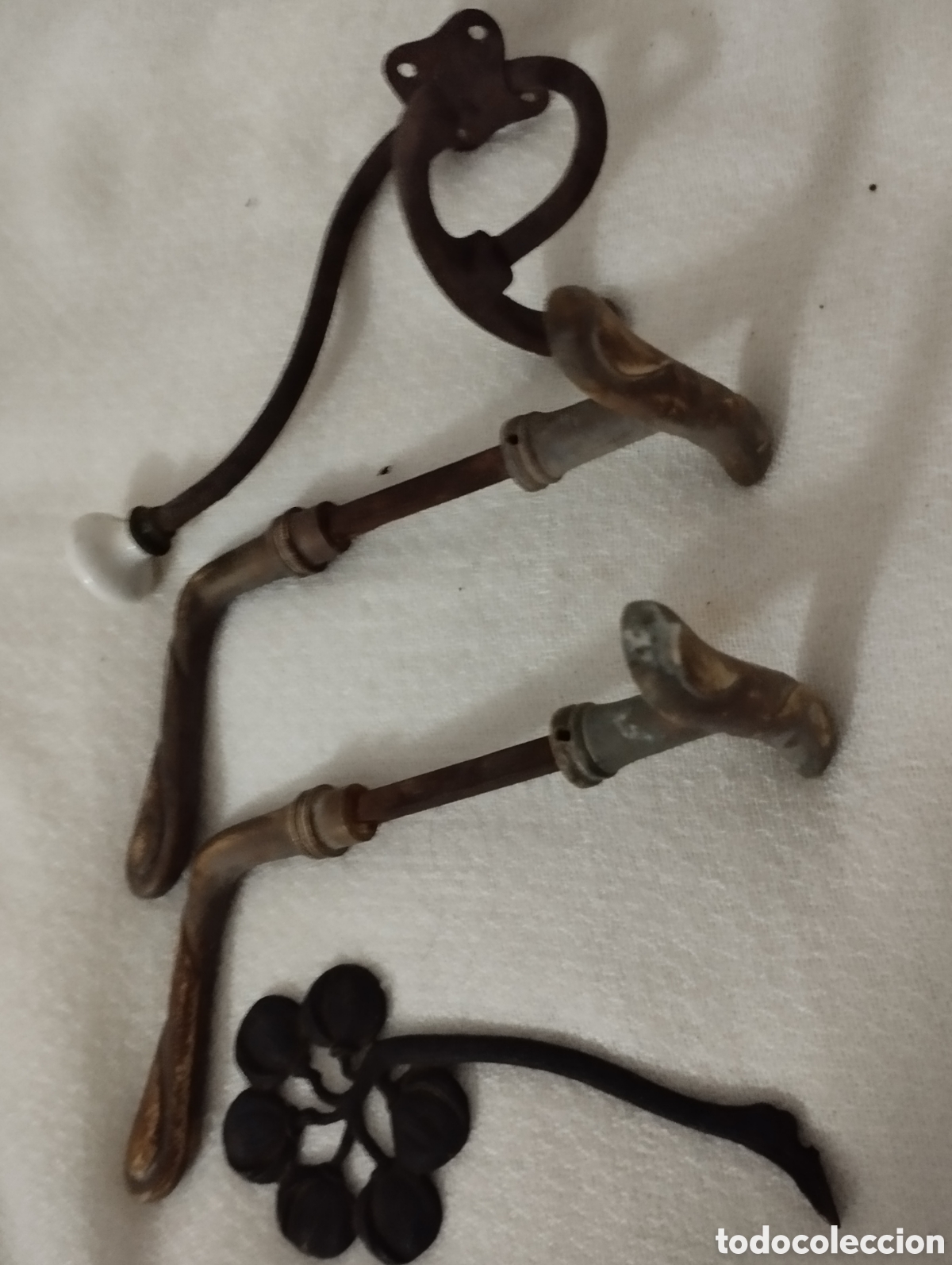 Antig&uuml;edades: Antiguas Manivelas y percha bronce. - Foto 5