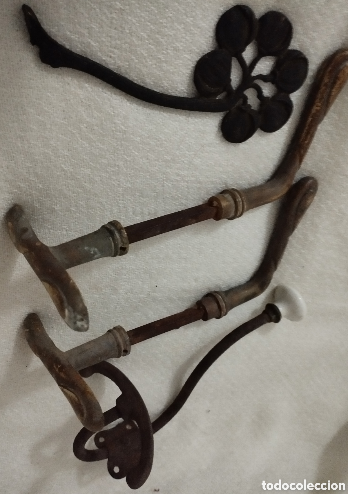 Antig&uuml;edades: Antiguas Manivelas y percha bronce. - Foto 6