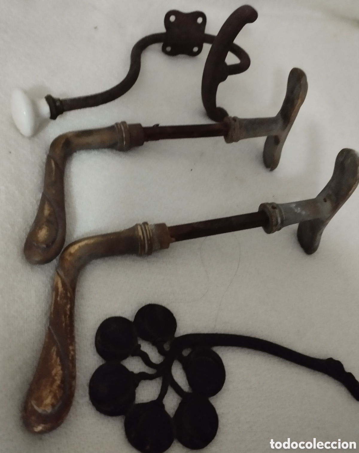 Antig&uuml;edades: Antiguas Manivelas y percha bronce. - Foto 7