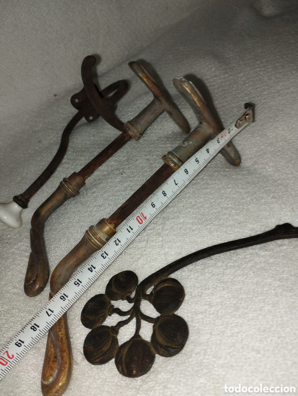 Antig&uuml;edades: Antiguas Manivelas y percha bronce. - Foto 13