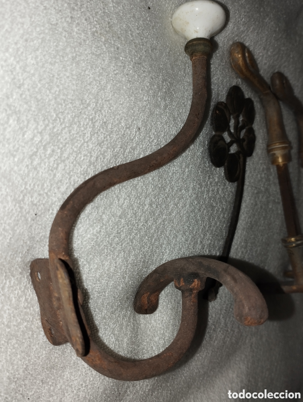 Antig&uuml;edades: Antiguas Manivelas y percha bronce. - Foto 14
