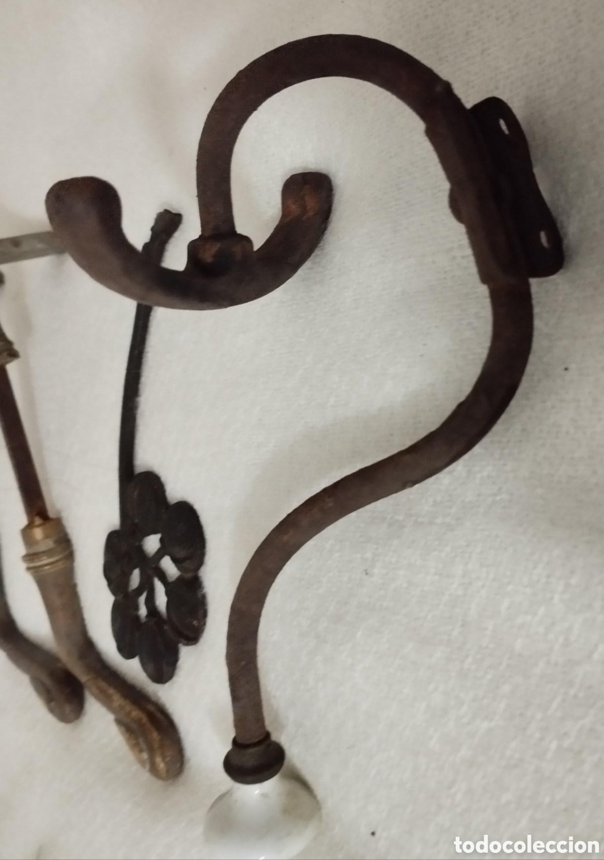 Antig&uuml;edades: Antiguas Manivelas y percha bronce. - Foto 15