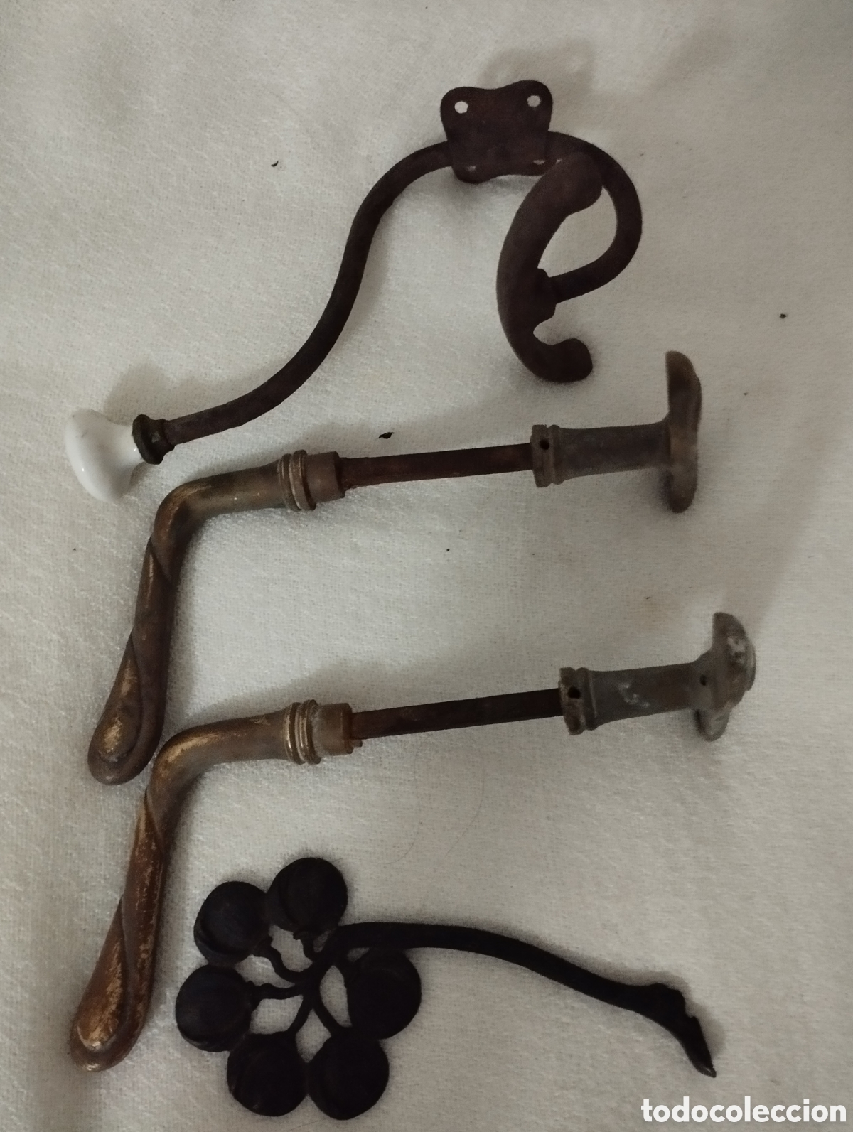 Antig&uuml;edades: Antiguas Manivelas y percha bronce. - Foto 1