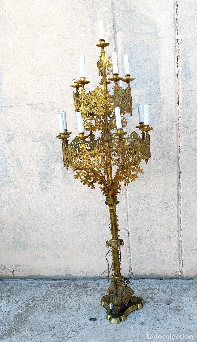 Antig&uuml;edades: Gran candelabro de bronce 180 de alto - Foto 1
