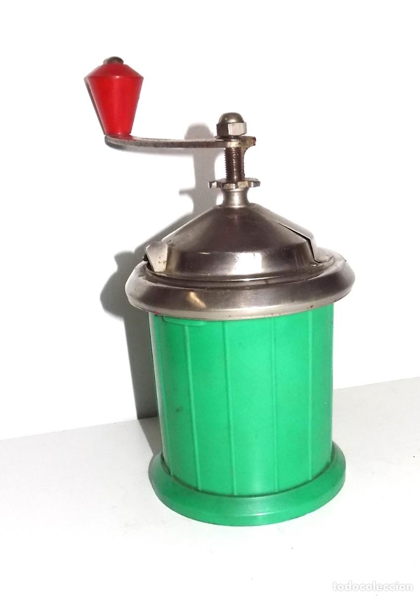 Antig&uuml;edades: MOLINILLO DE CAF&Eacute; MARCA MOLIPLAST. MODELO VERDE. ESPA&Ntilde;A. CA. 1950/60
