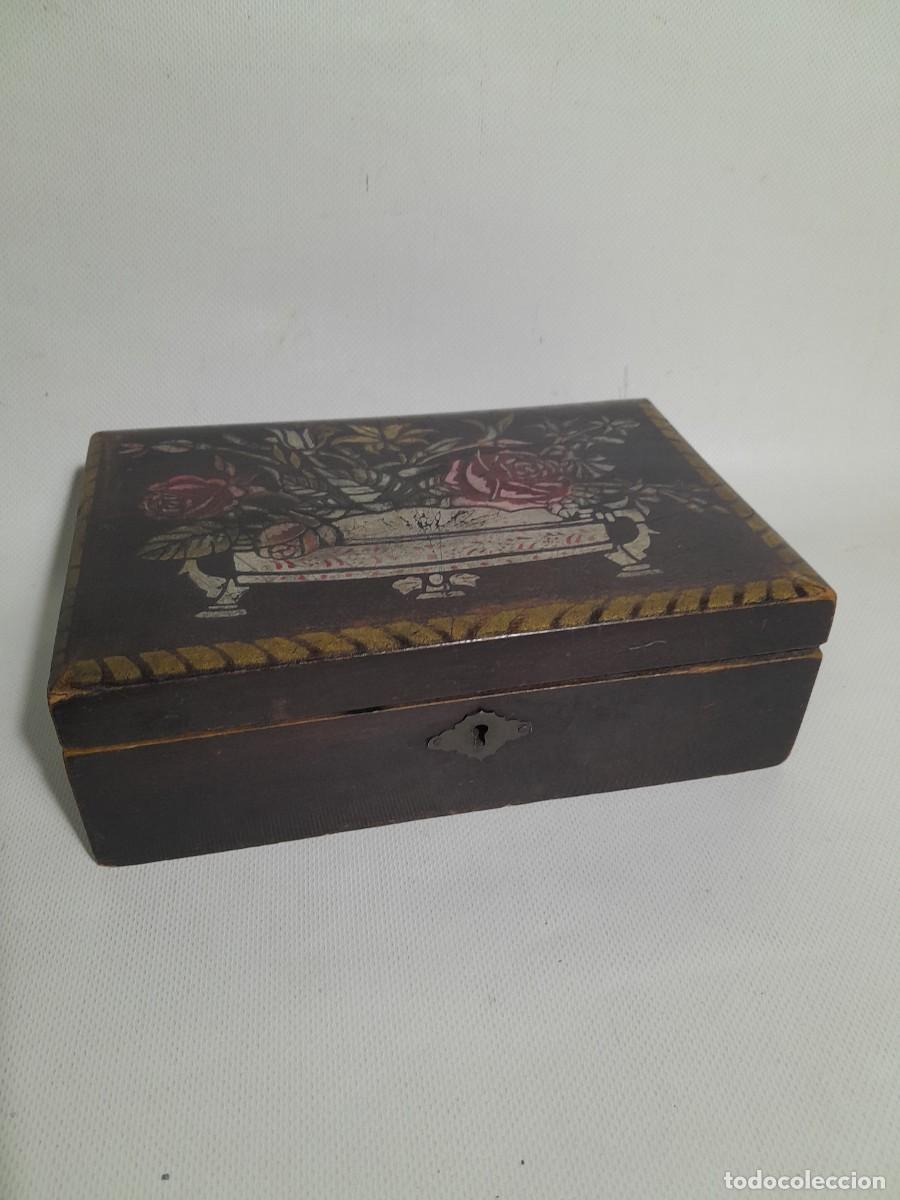 Antig&uuml;edades: caja de labores de madera - - Foto 2