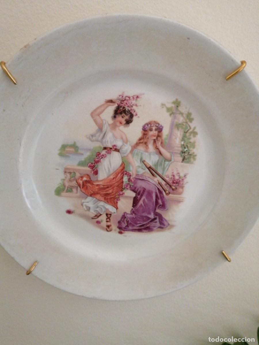 Antig&uuml;edades: Plato con dibujos de dos doncellas - Foto 1