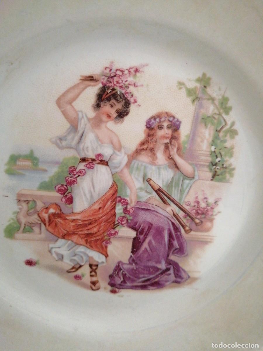 Antig&uuml;edades: Plato con dibujos de dos doncellas - Foto 2
