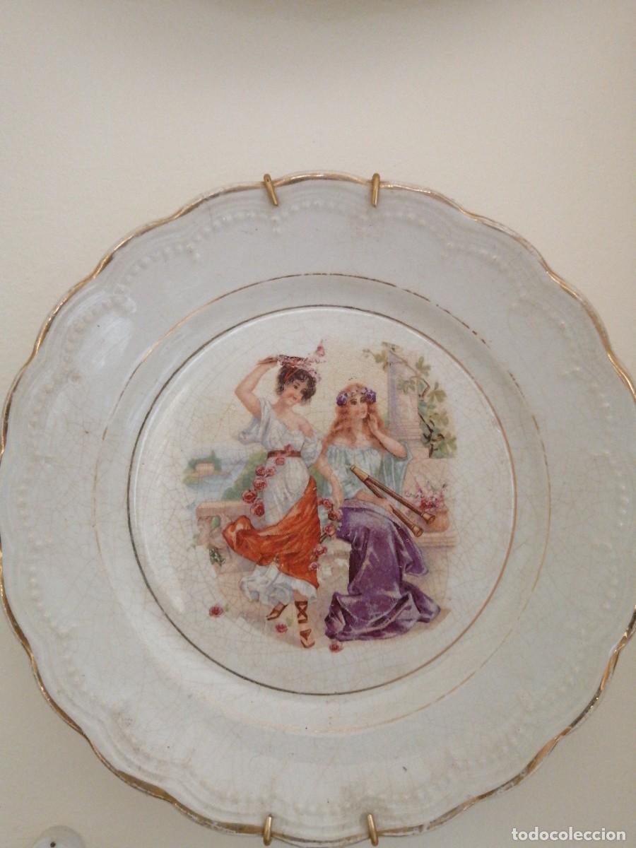 Antig&uuml;edades: Plato con dibujos de dos doncellas antiguo - Foto 2