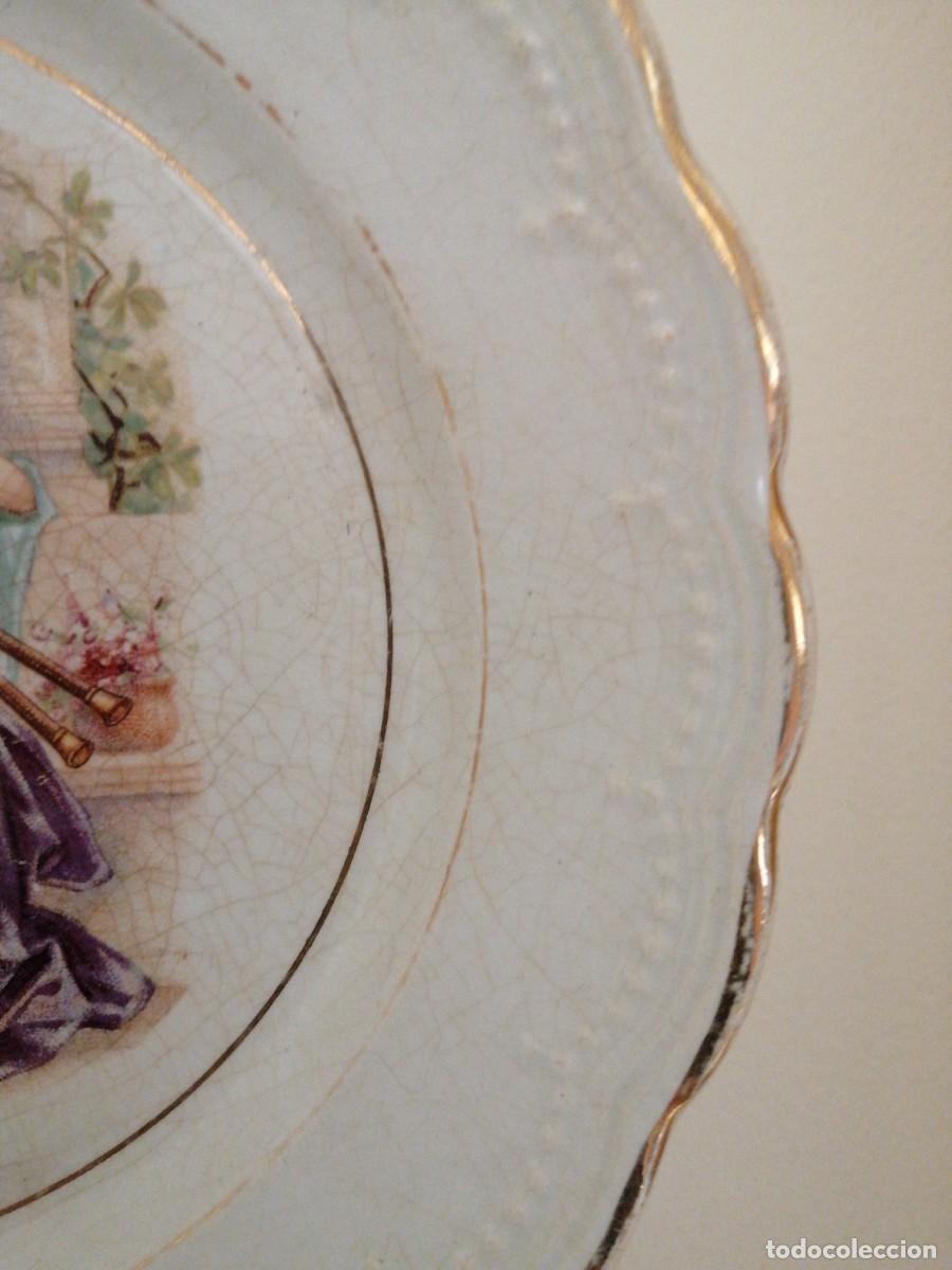 Antig&uuml;edades: Plato con dibujos de dos doncellas antiguo - Foto 3