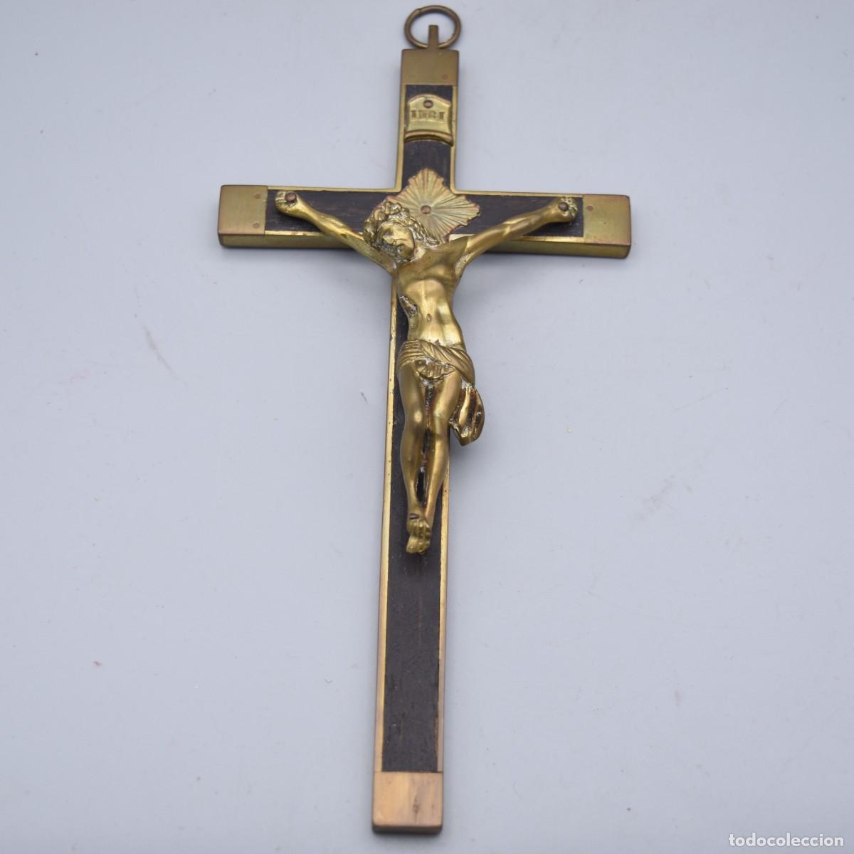 Antig&uuml;edades: Crucifijo antiguo de bronce y madera - Foto 2