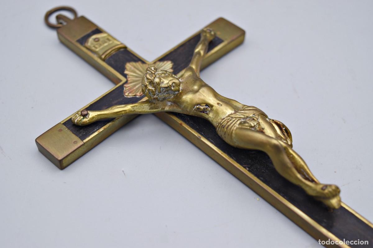 Antig&uuml;edades: Crucifijo antiguo de bronce y madera - Foto 3