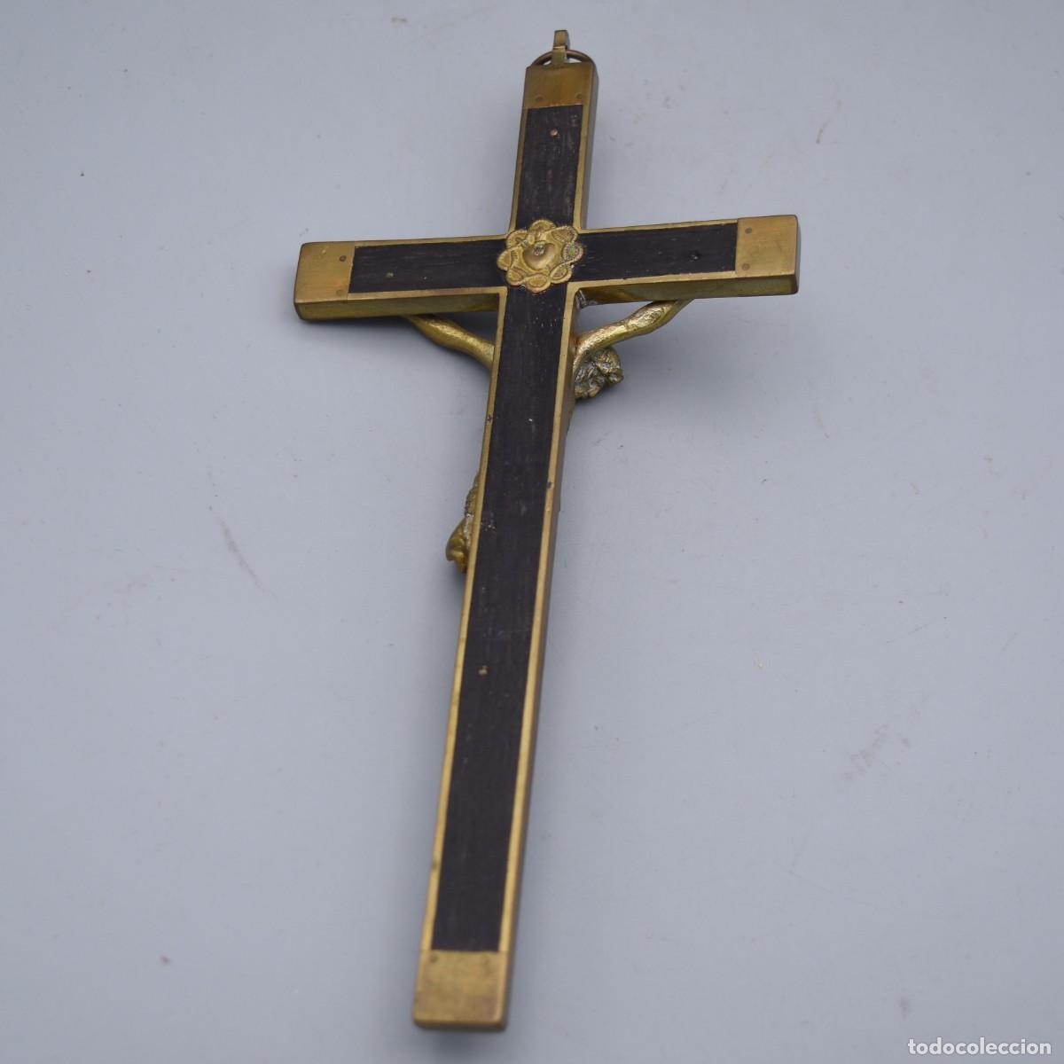 Antig&uuml;edades: Crucifijo antiguo de bronce y madera - Foto 4