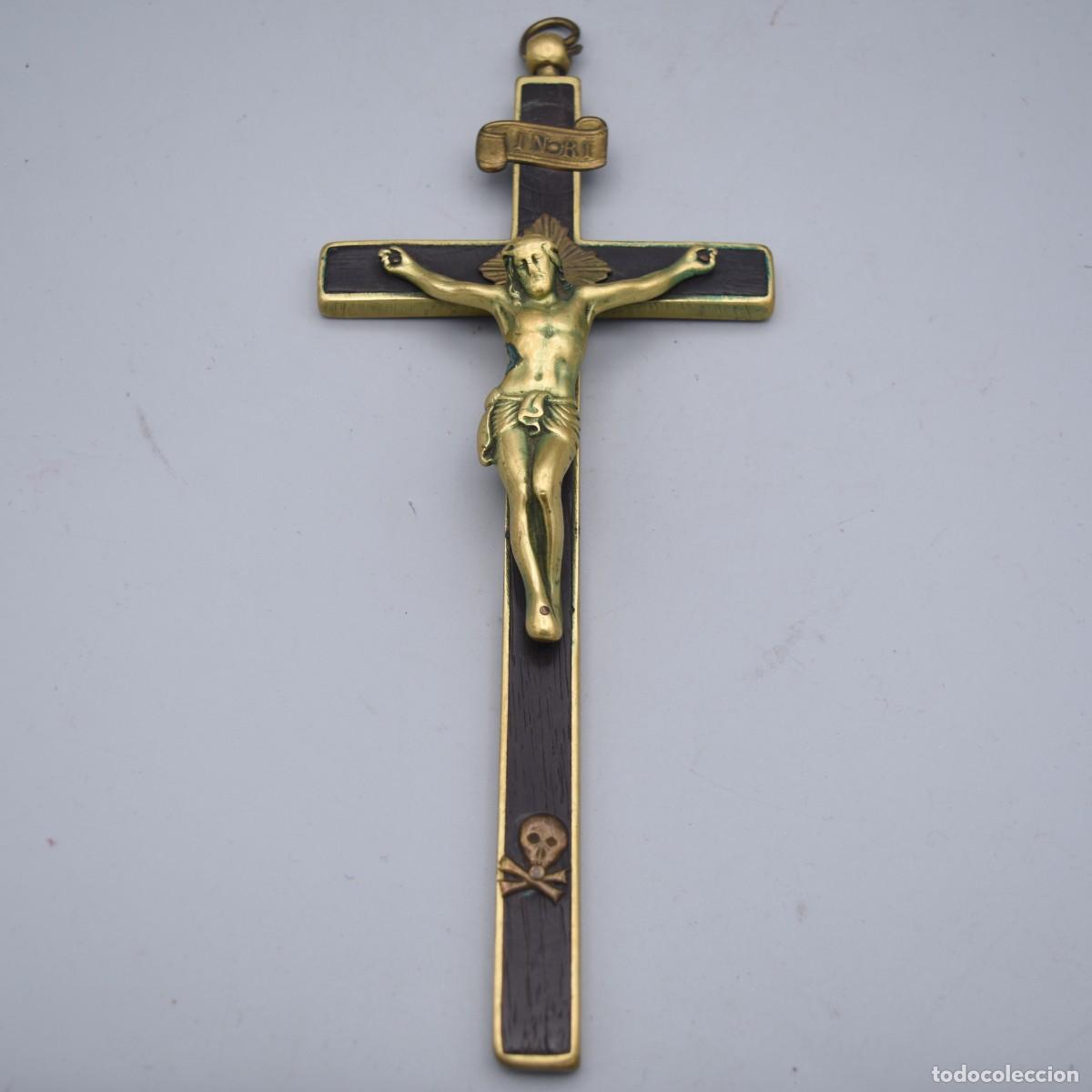 Antig&uuml;edades: Crucifijo antiguo de bronce y madera - Foto 4