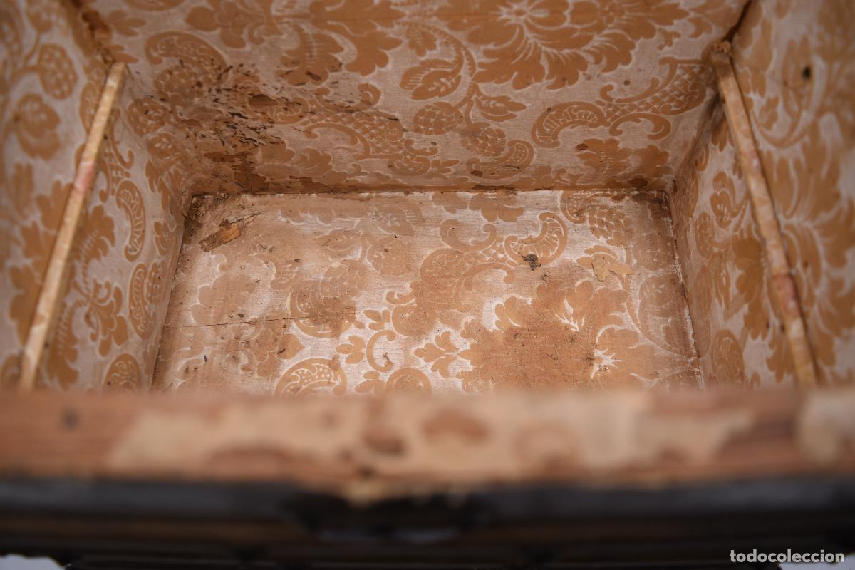 Antig&uuml;edades: Arca / ba&uacute;l de madera con papel y remaches de &eacute;poca - Foto 7