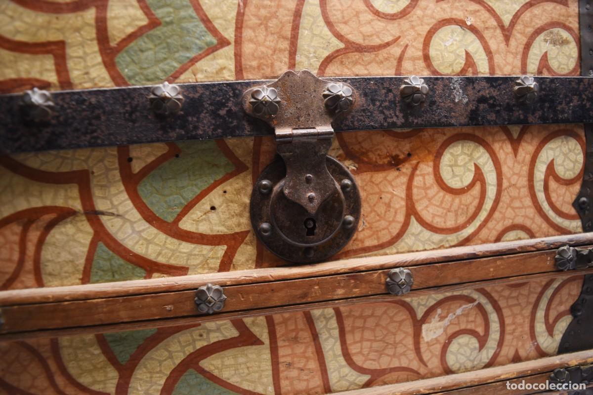 Antig&uuml;edades: Arca / ba&uacute;l de madera con papel y remaches de &eacute;poca - Foto 11