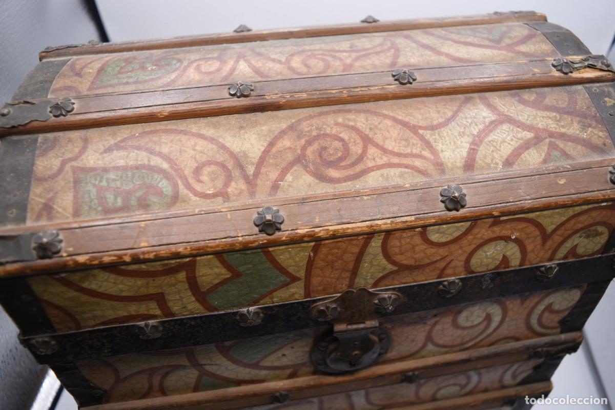 Antig&uuml;edades: Arca / ba&uacute;l de madera con papel y remaches de &eacute;poca - Foto 12
