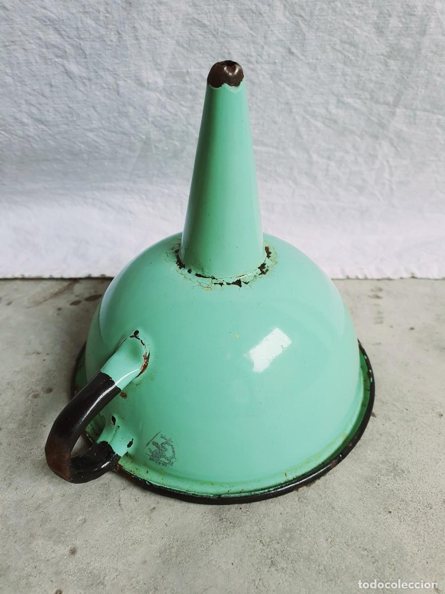 Antig&uuml;edades: Antiguo embudo de chapa esmaltada turquesa.. - Foto 1