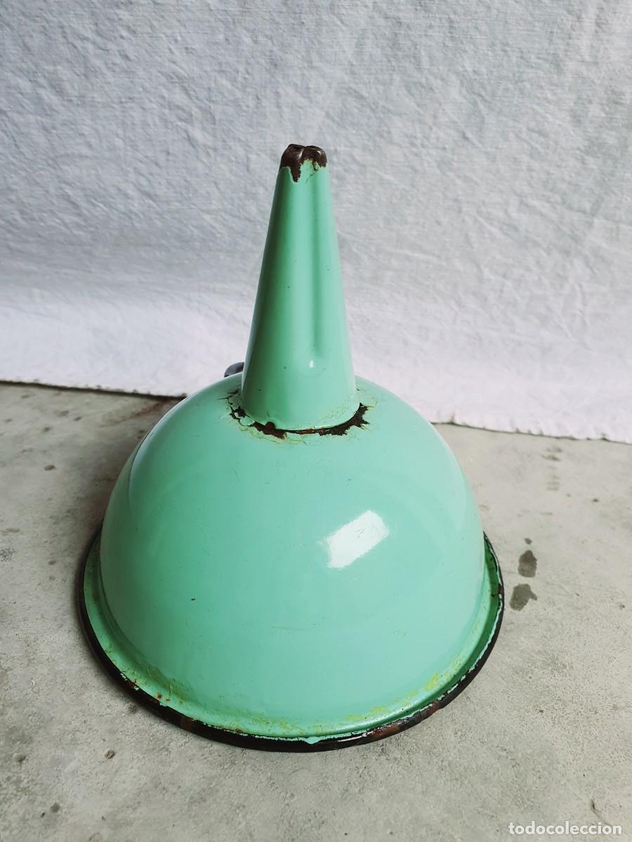 Antig&uuml;edades: Antiguo embudo de chapa esmaltada turquesa.. - Foto 2