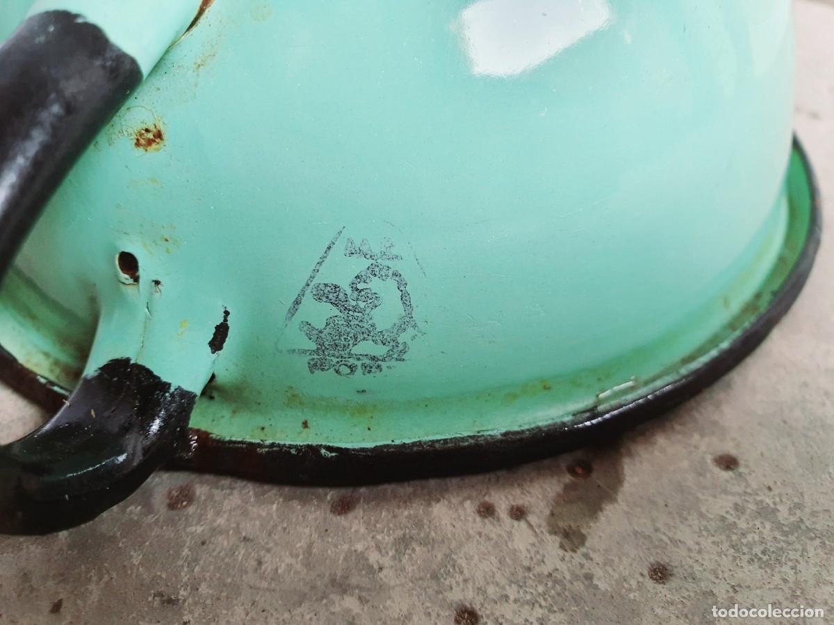 Antig&uuml;edades: Antiguo embudo de chapa esmaltada turquesa.. - Foto 5