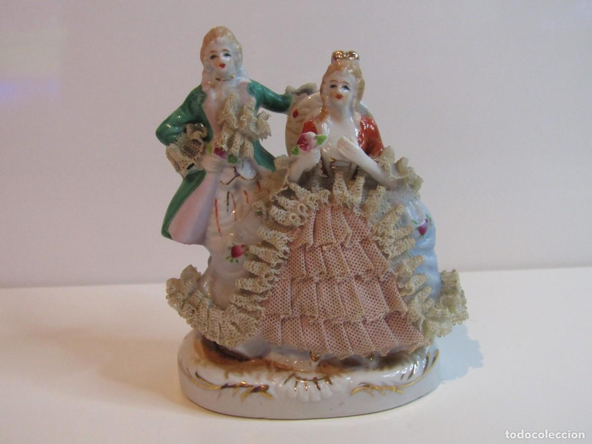 Antiguidades: PRECIOSA FIGURA DE PORCELANA MADE IN JAPAN PAREJA DE ENAMORADOS PORCELANA CON ENCAJE