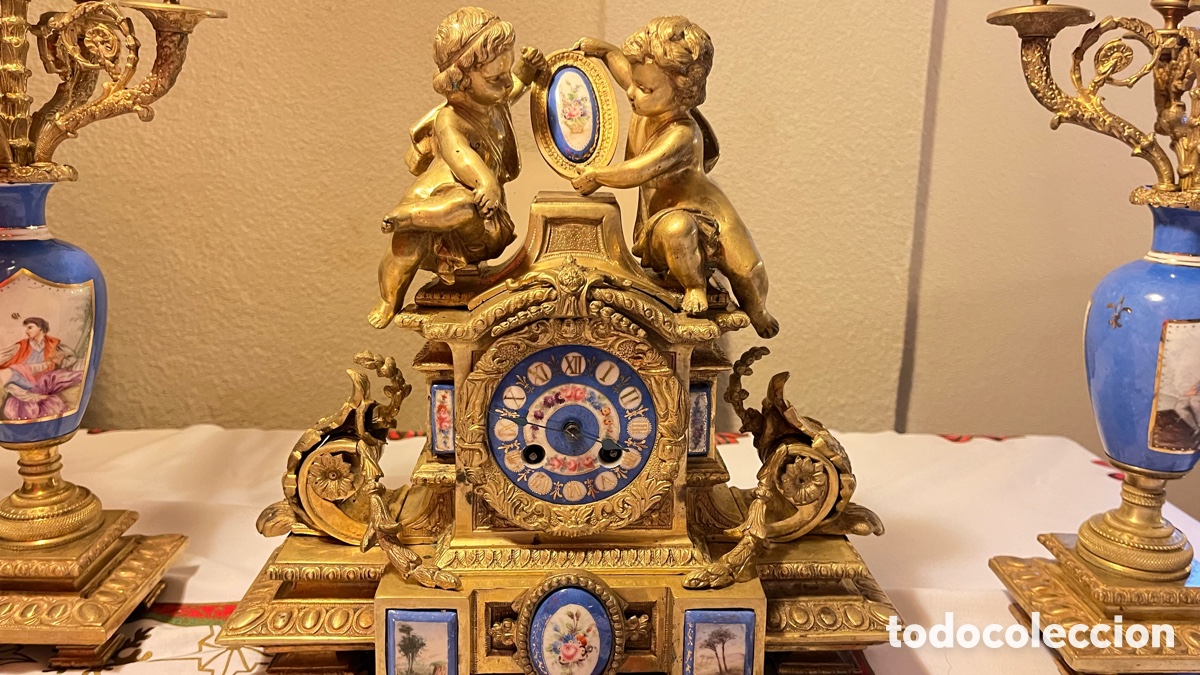 Antig&uuml;edades: Guarnici&oacute;n de reloj y candelabros bronce - Foto 3