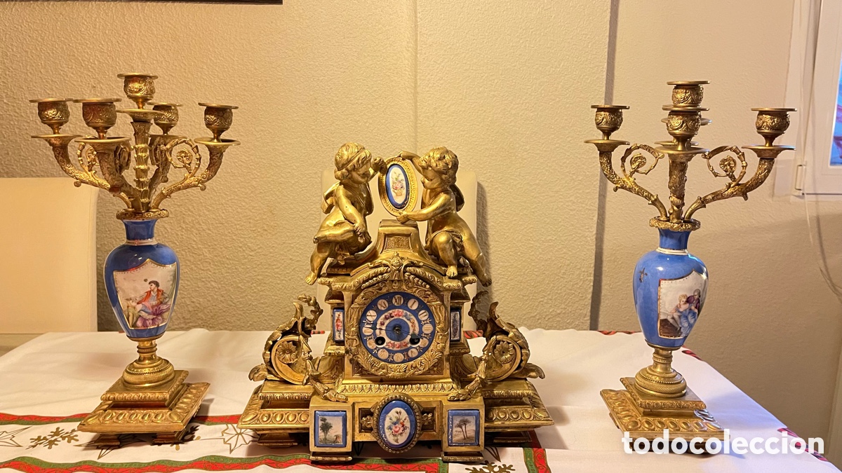 Antig&uuml;edades: Guarnici&oacute;n de reloj y candelabros bronce - Foto 1