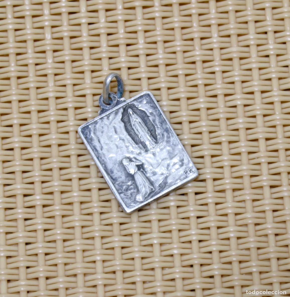 Antig&uuml;edades: MEDALLITA RECTANGULAR EN PLATA, VIRGEN DE LOURDES - Foto 1