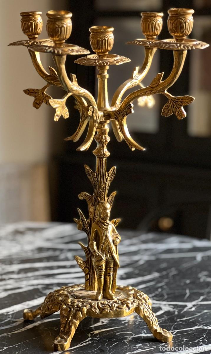 Antig&uuml;edades: Candelabro de bronce con figura de ni&ntilde;o - Foto 1