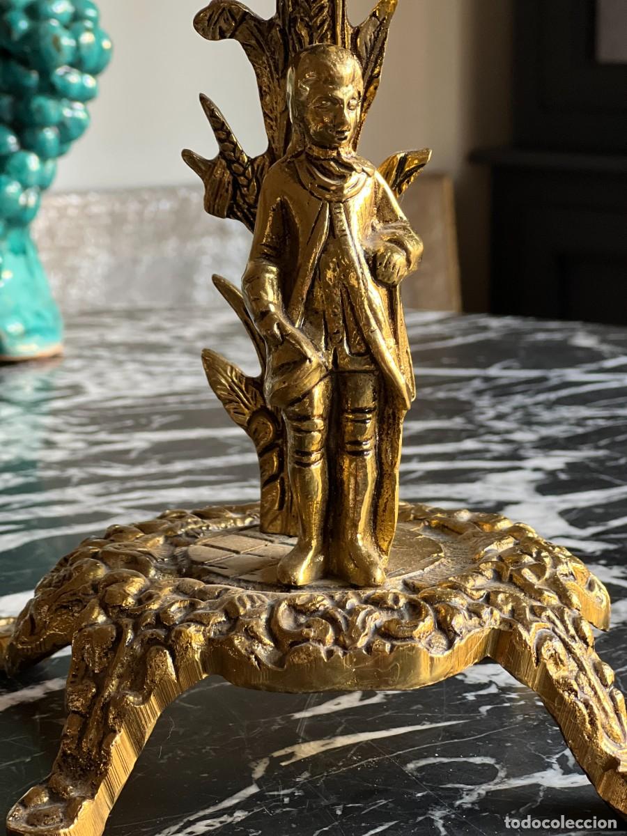Antig&uuml;edades: Candelabro de bronce con figura de ni&ntilde;o - Foto 2