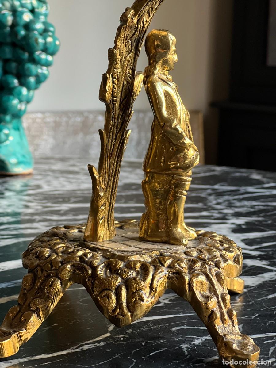 Antig&uuml;edades: Candelabro de bronce con figura de ni&ntilde;o - Foto 3