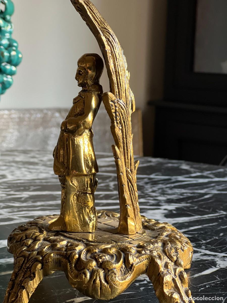 Antig&uuml;edades: Candelabro de bronce con figura de ni&ntilde;o - Foto 5
