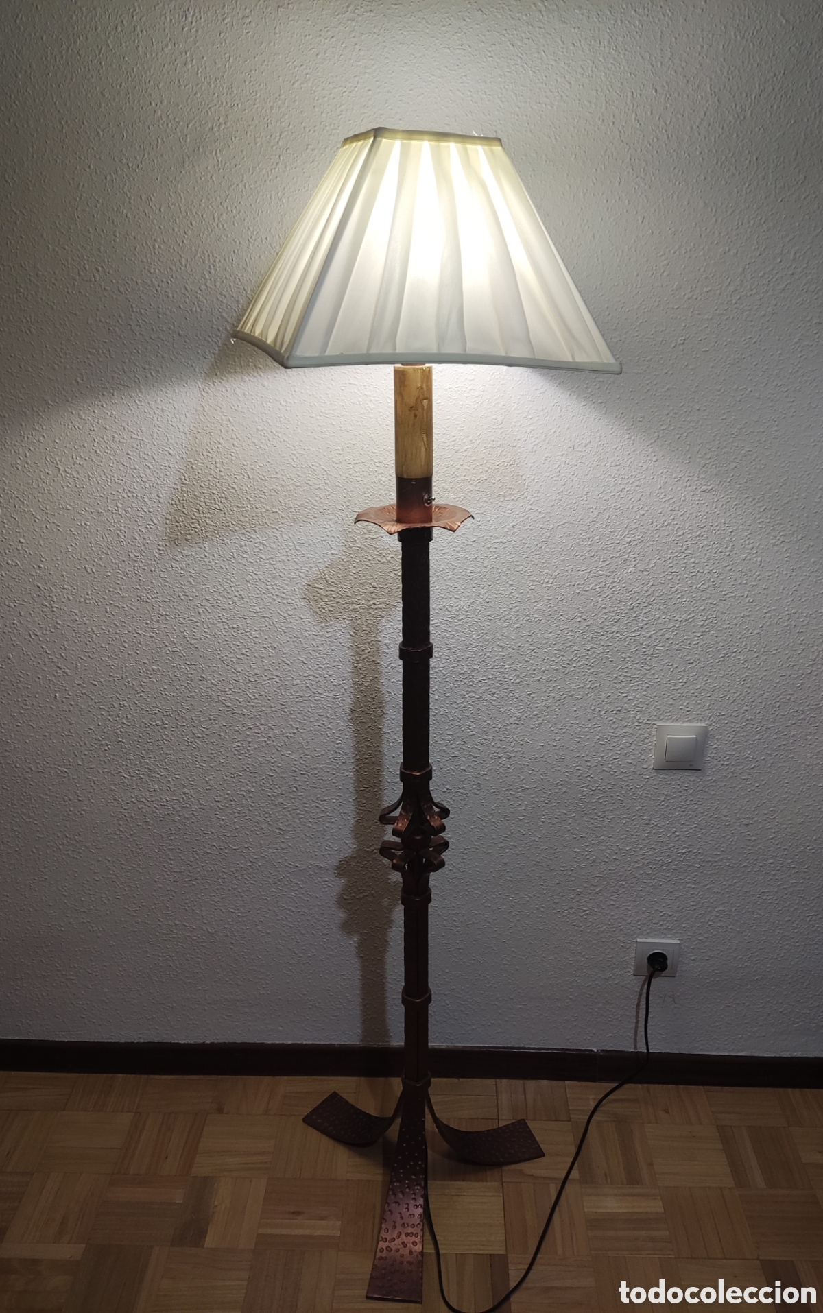 Antig&uuml;edades: Lampara de pie de hierro forjado - Foto 1