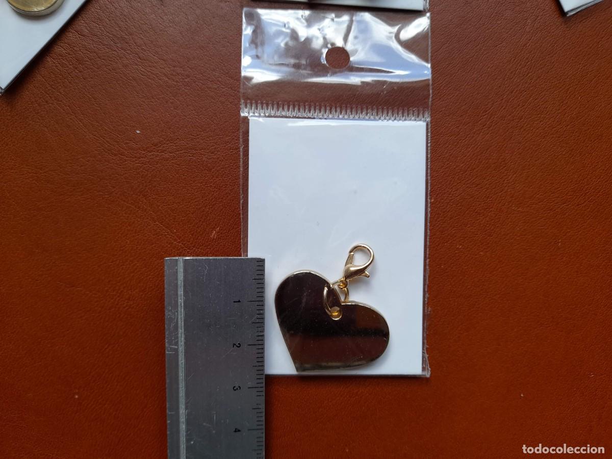 Antig&uuml;edades: Corazon de metal con mosqueton. Dorado - Foto 1