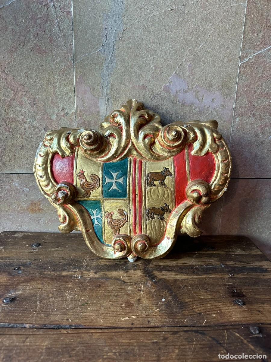 Antiguidades: ESPECTACULAR ESCUDO EN MADERA TALLADA DEL SIGLO XVIII