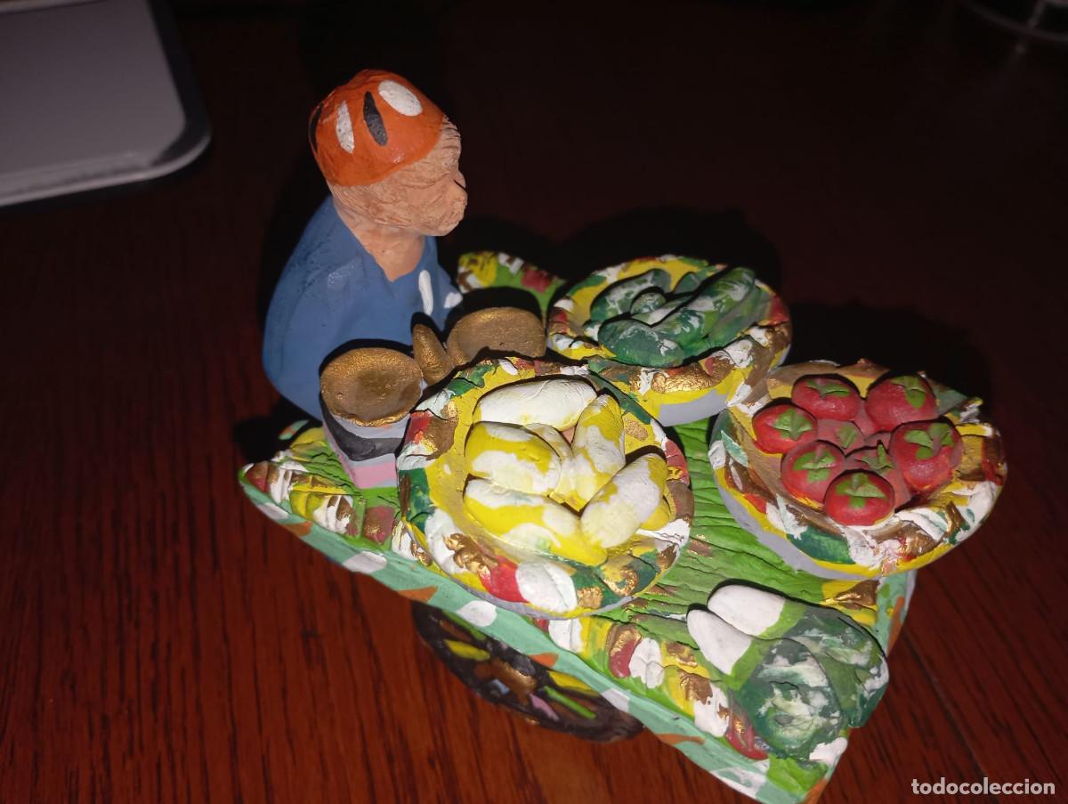Antig&uuml;edades: FIGURA EN ARCILLA, VENDEDOR DE FRUTA REF. UR MES - Foto 1