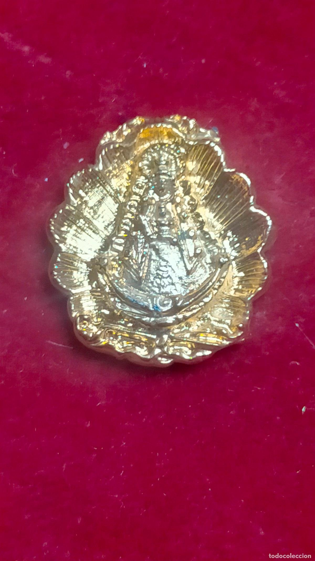 Antig&uuml;edades: medalla insignia virgen del rocio - Foto 3