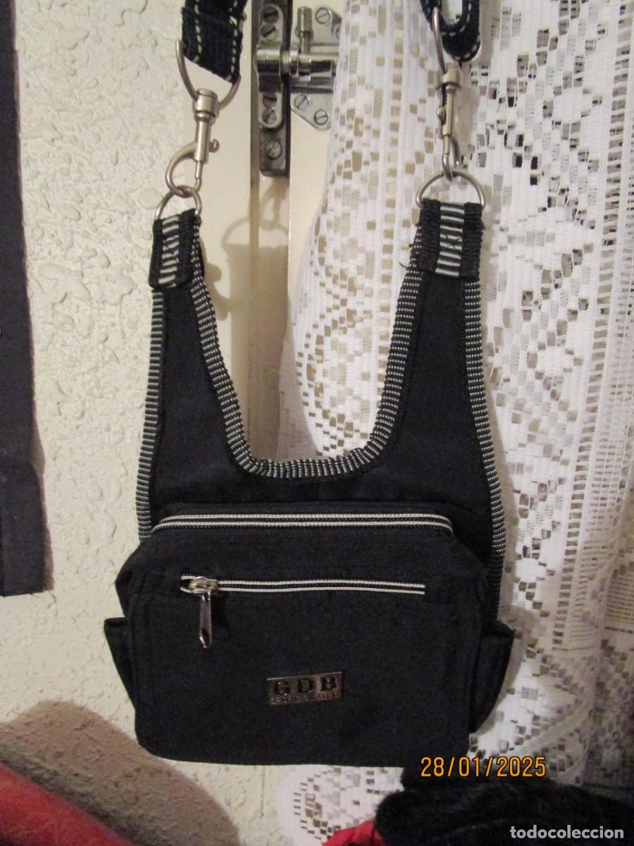 Antig&uuml;edades: PRACTICO BOLSO NEGRO BANDOLERA - Foto 1