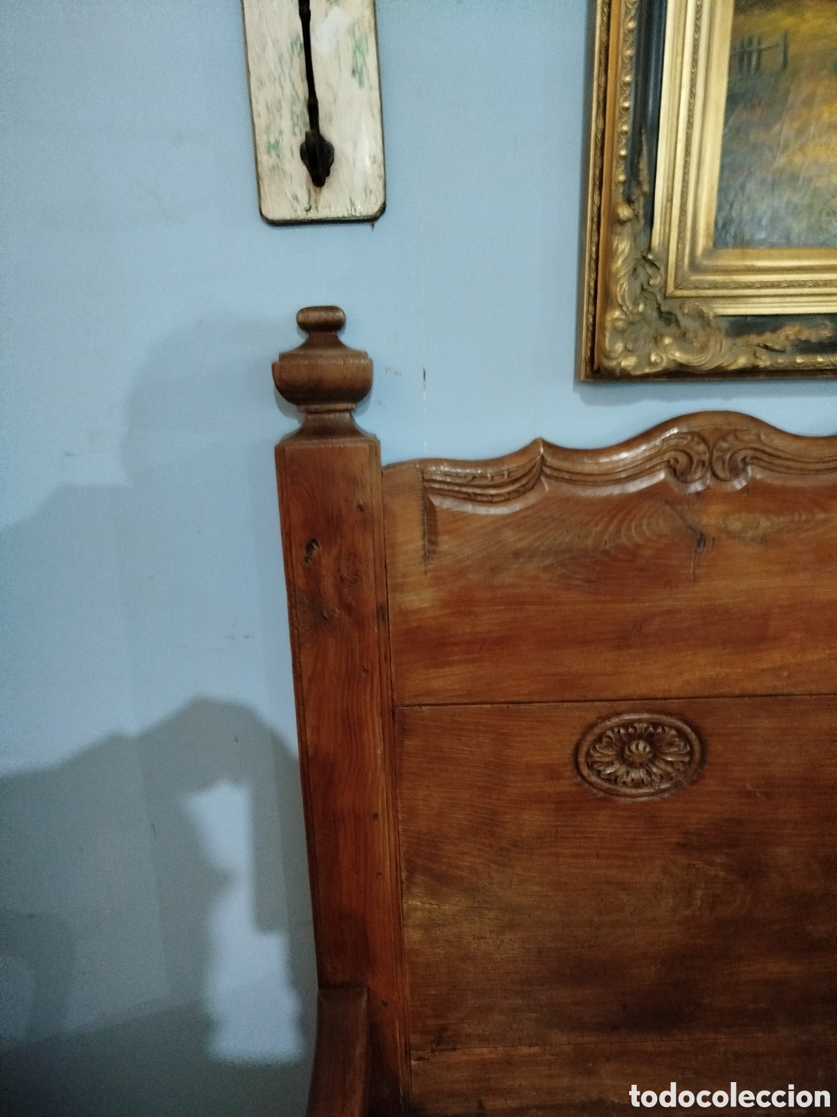 Antig&uuml;edades: Esca&ntilde;o de madera de pino tallado - Foto 2