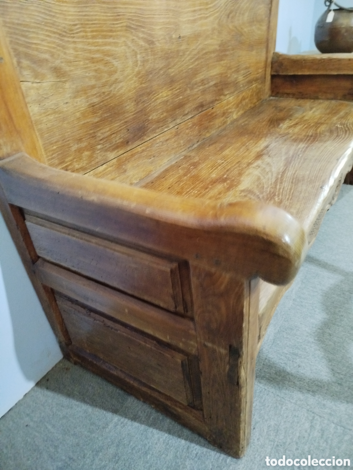 Antig&uuml;edades: Esca&ntilde;o de madera de pino tallado - Foto 6